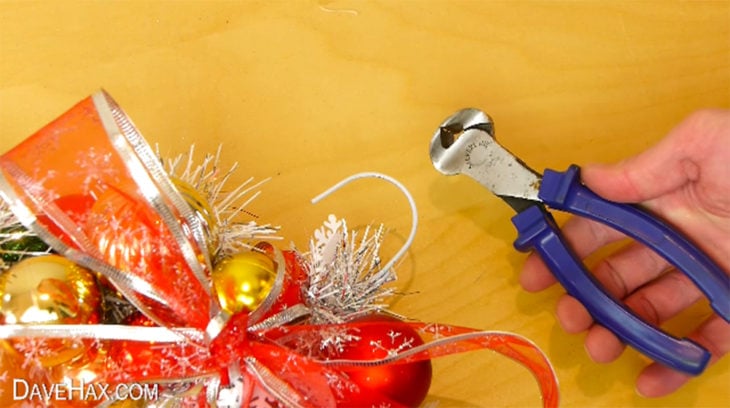pinzas de metal y una esfera de navidad