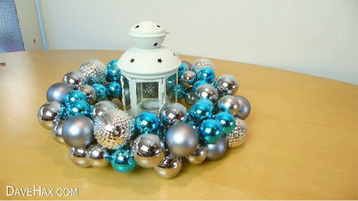corona de navidad con esferas azules