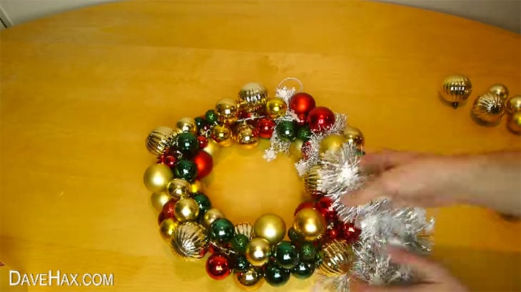 corona de navidad hecha con esferas 