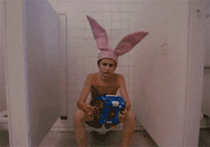 gif hombre desnudo en el baño tocando el acordeon y con orejas de conejo