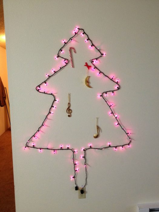 Decoraciones navideñas para flojos - Luces en la pared formando la figura del árbol