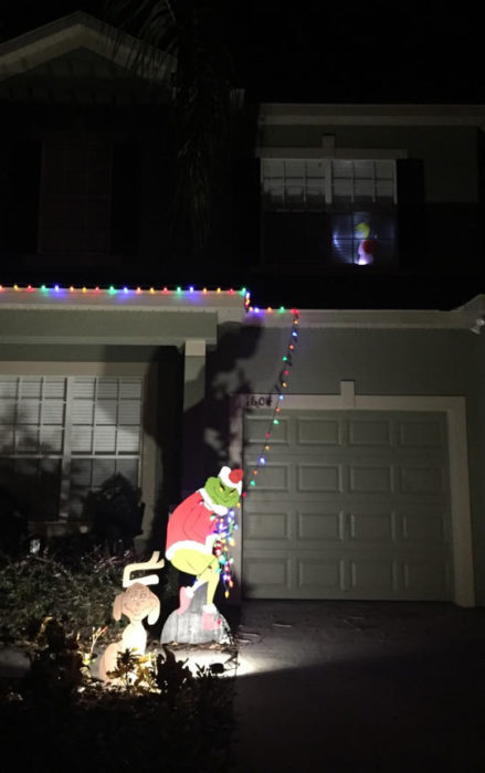 Decoraciones navideñas para flojos - Grinch robándose las luces