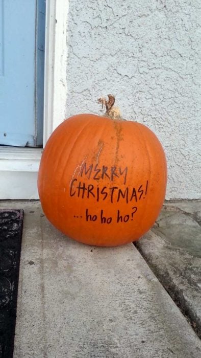 Calabaza de Halloween que dice Feliz Navidad