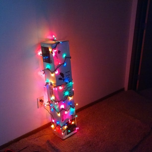 Arbol navideño en caja y con luces navideñas