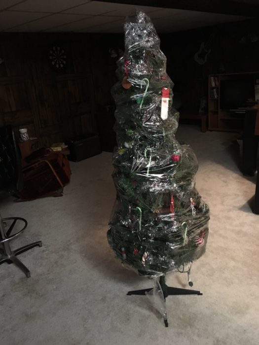Arbol navideño envuelto en plastico