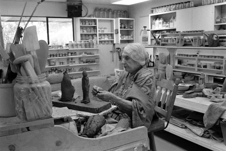 Beatrice Wood en su estudio 