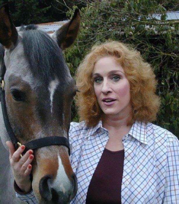 Cómo lucirían los famosos si fueran personas normales - Sarah Jessica Parker con un caballo