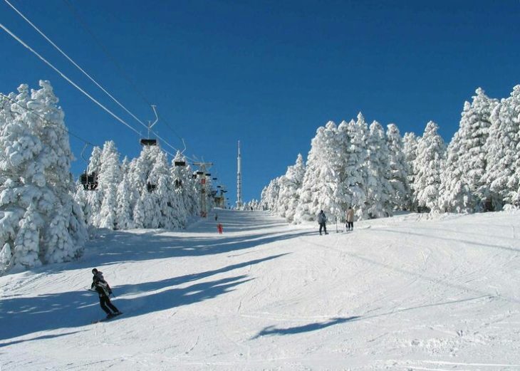 Persona esquiando en la nieve