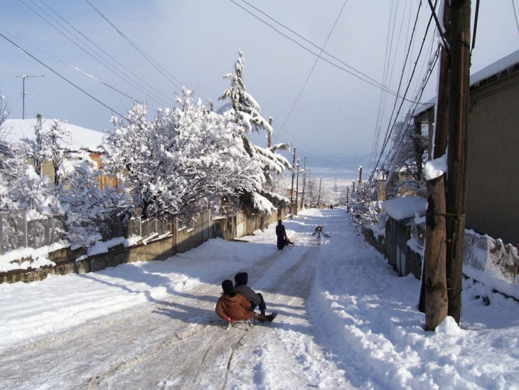 Personas jugando en la nieve