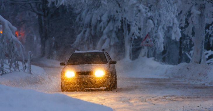 Carro en medio de un camino nevado