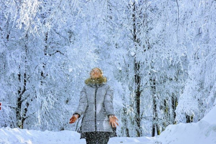 Mujer jugando con la nieve