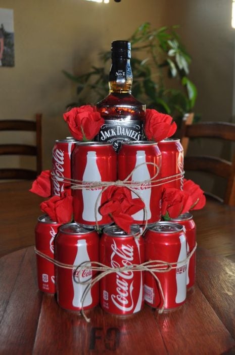 Botella de Jack Daniels con latas de Coca-Cola