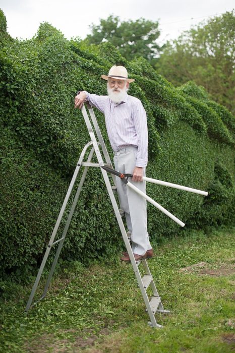 John Brooker junto a su seto gigante