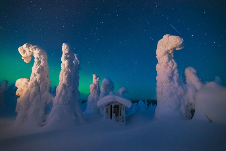 Casa pequeña entre mucha nieve