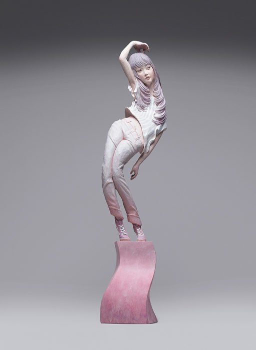escultura de una mujer hecha sobre madera tallada
