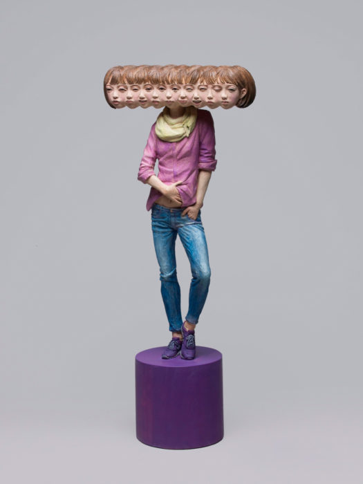 escultura de una mujer con muchos rostros 