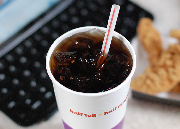 vaso de refresco con cubos de hielo 