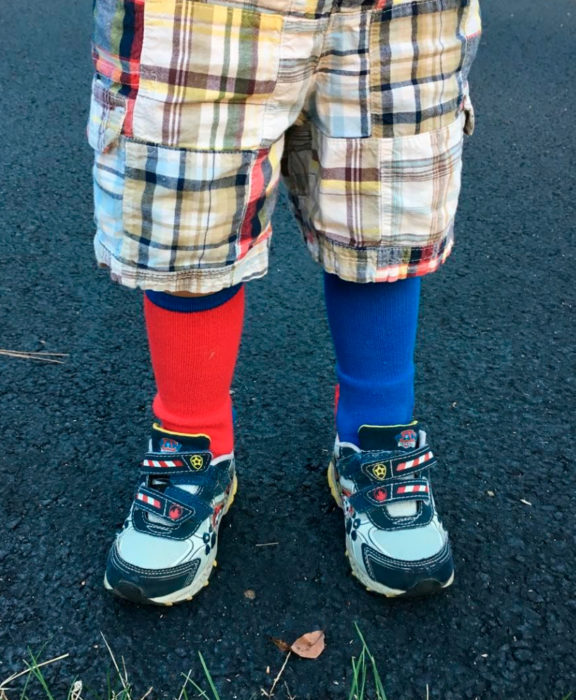 niño con calcetines impares 