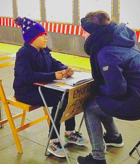 niño en metro de nueva york aconsejando a la gente
