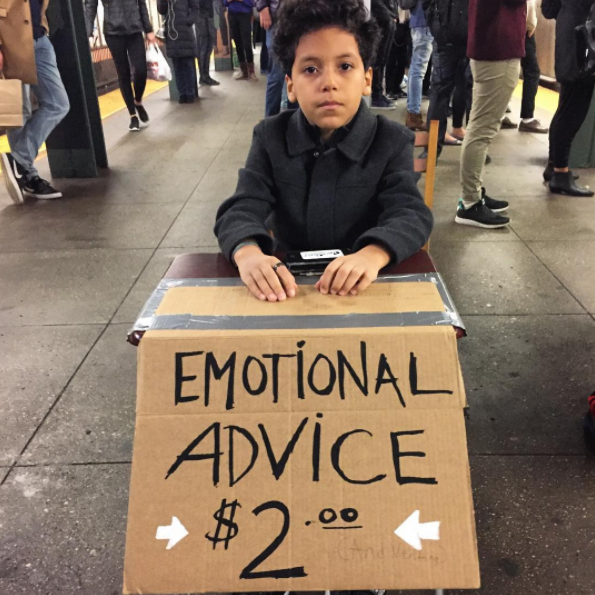 Niño con letrero de consejos emocionales 2 dolares