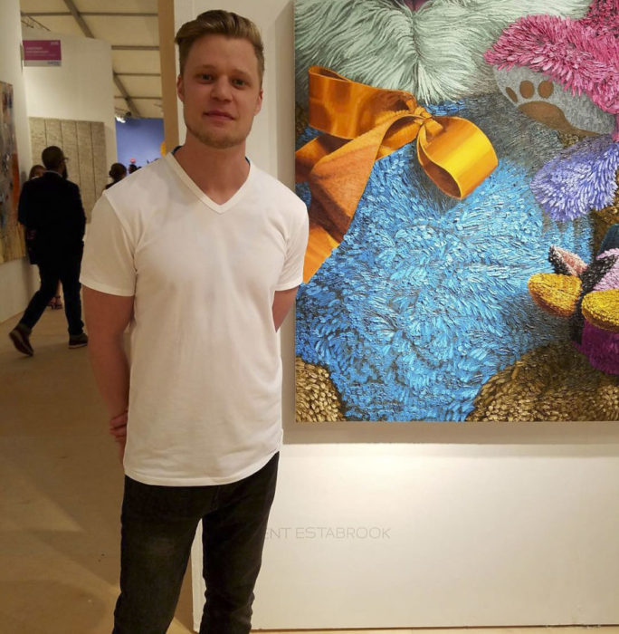 Brent Estabrook junto a una de sus pinturas