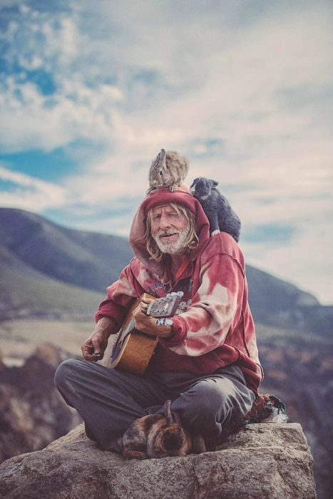 señor con su mascota en la montaña