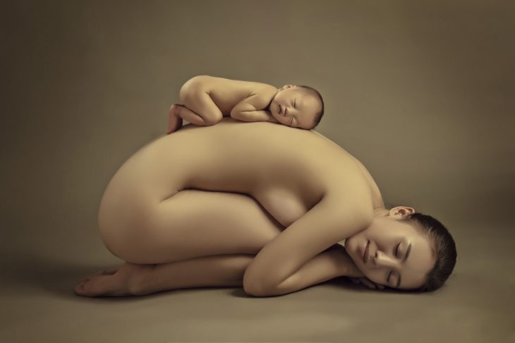 madrre e hijo en posición fetal con el tno perfecto del amor