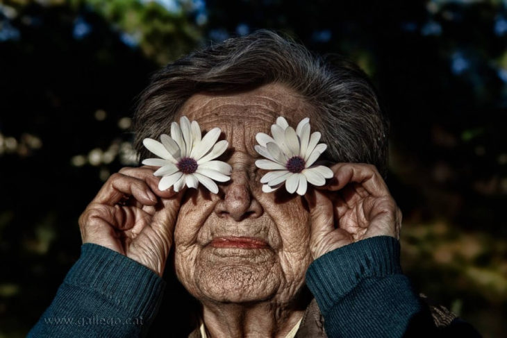 ANCIANA DISFRUTANDO DE LA BELLEZA DE LA NATURALEZA