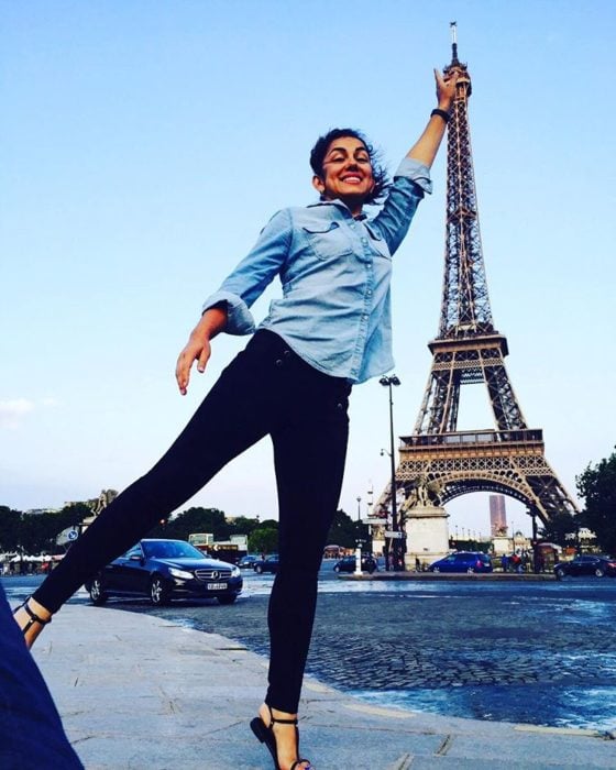 muchacha se toma foto con la Torre Eiffel