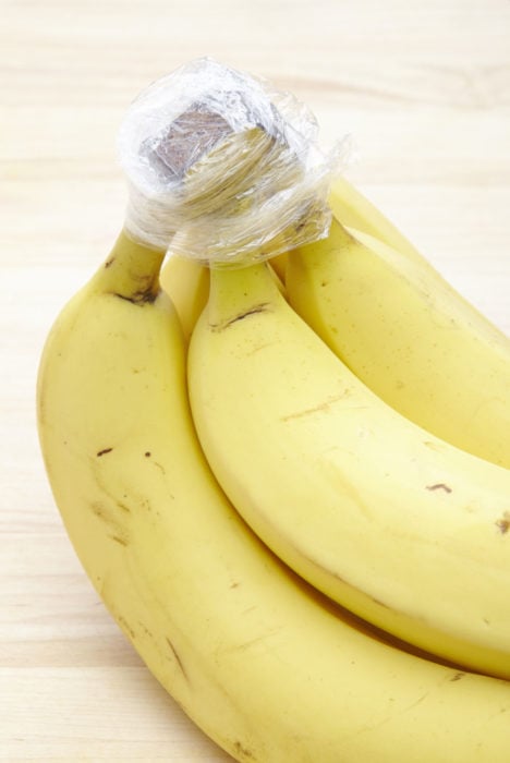 Plátanos envueltos con plástico