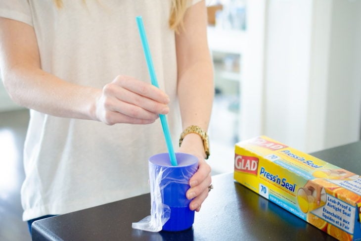 Vaso tapado con plástico transparente 