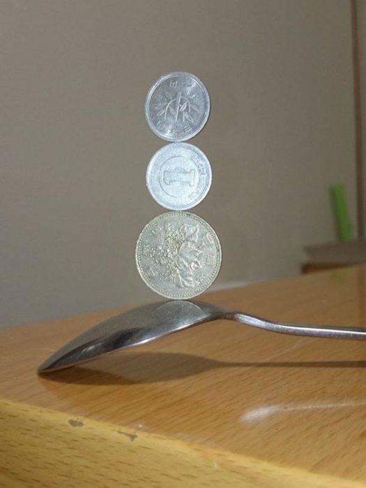 monedas apiladas arriba de una cuchara 