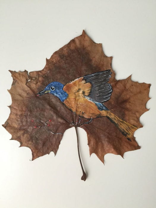 pintura de un pájaro hecha sobre una hoja