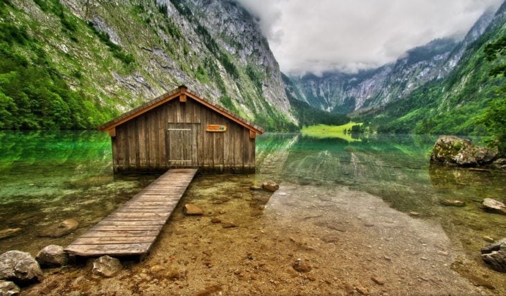 casa de baño en lago