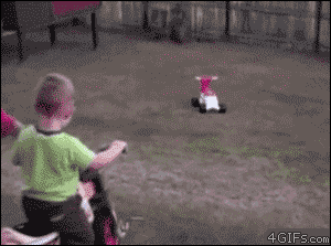 bebé estrellando su triciclo