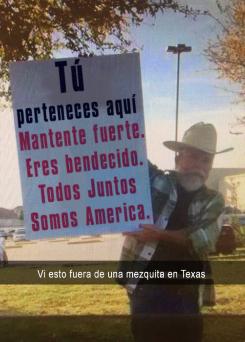 señor con sombrero sosteniendo un cartel