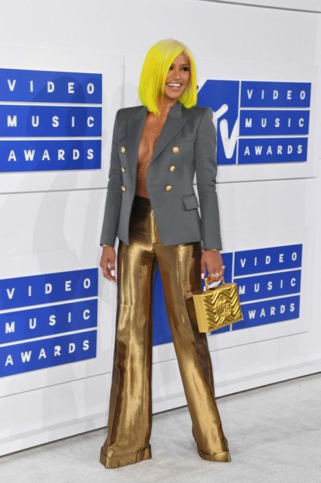 cassie en la alfombra roja de los VMAS