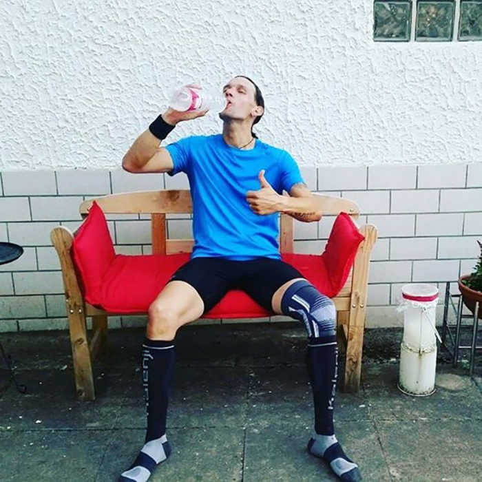 chico en ropa deportiva bebiendo agua