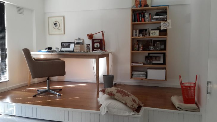 escritorio moderno para una habitación pequeña 