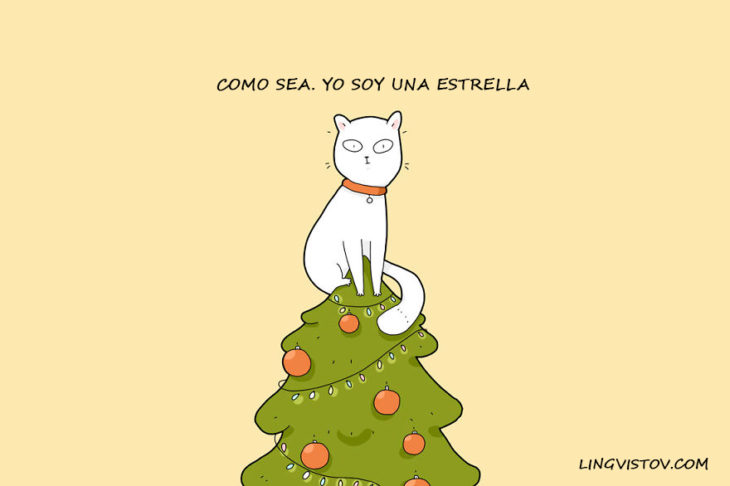 gatito arriba del árbol de navidad