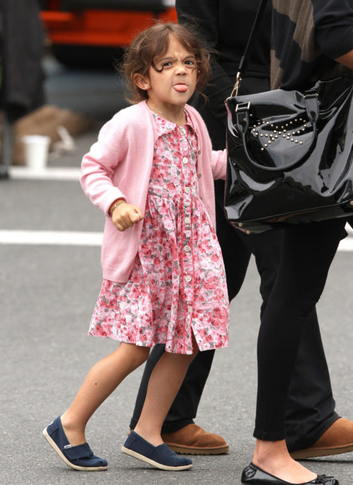 hija de salma hayeck sacando la lengua