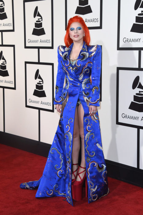 lady gaga en abrigo azul