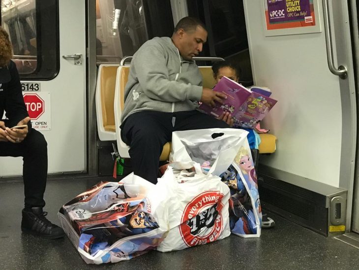 papá e hija leyendo en el transporte público