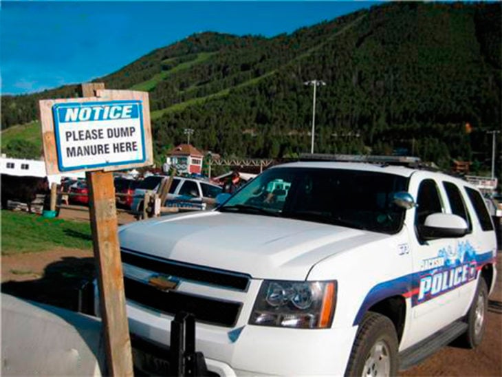 policía mal estacionada 