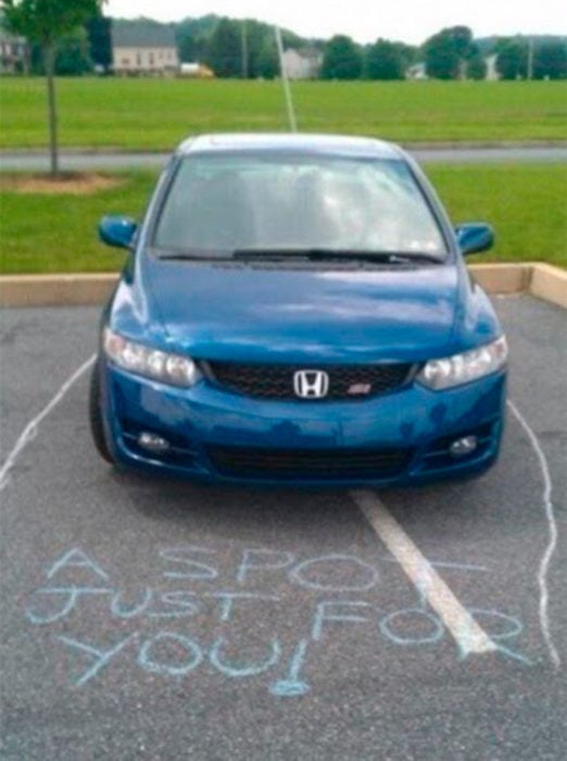 carro mal estacionado 