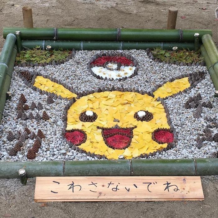 pikachu hecho con hojas secas en japón 