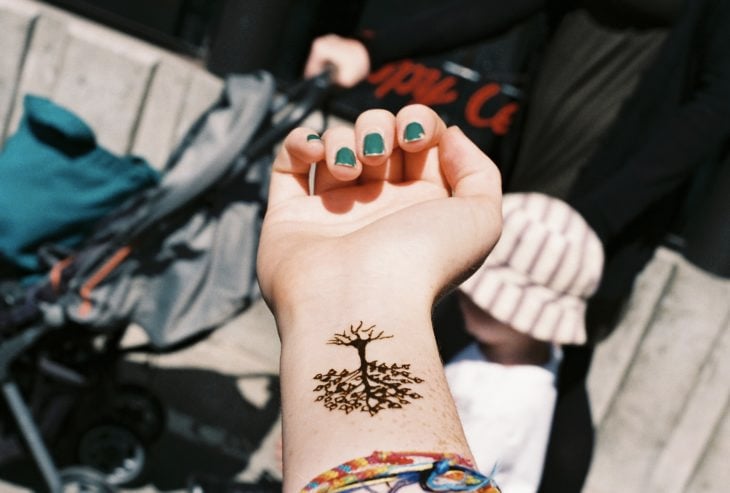 tatuaje de un árbol en la muñeca