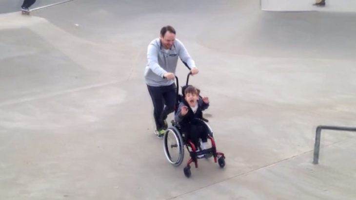 hombre y niño con parálisis en una pista de skate