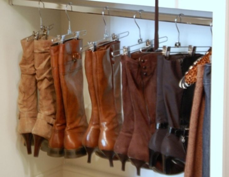 botas colgas en perchas de pantalones 