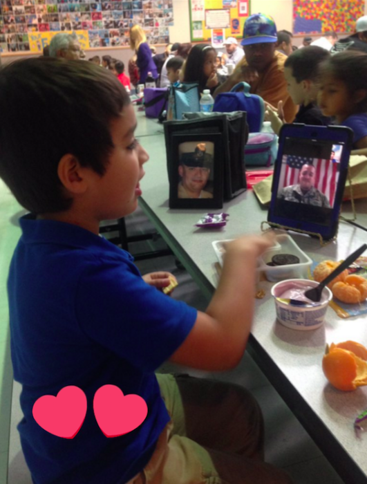 niño desayunando con una tablet 